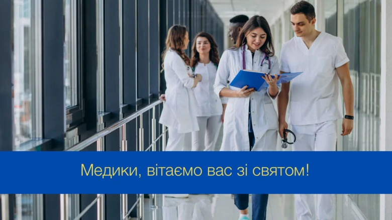 Медичні працівники йдуть коридором лікарні з папками.