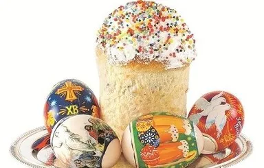 Українські пасхальні яйця та кулич на святковому столі