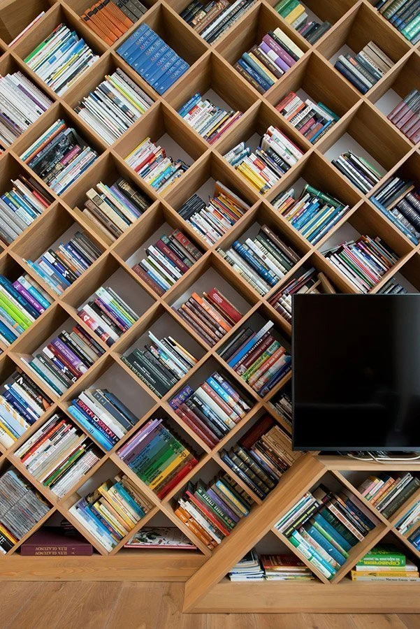 Діагональна полиця для книг з телевізором поруч
