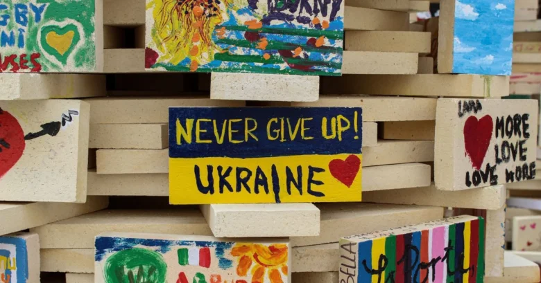 Ручно намальовані цеглини з підтримкою України та надихаючими повідомленнями.