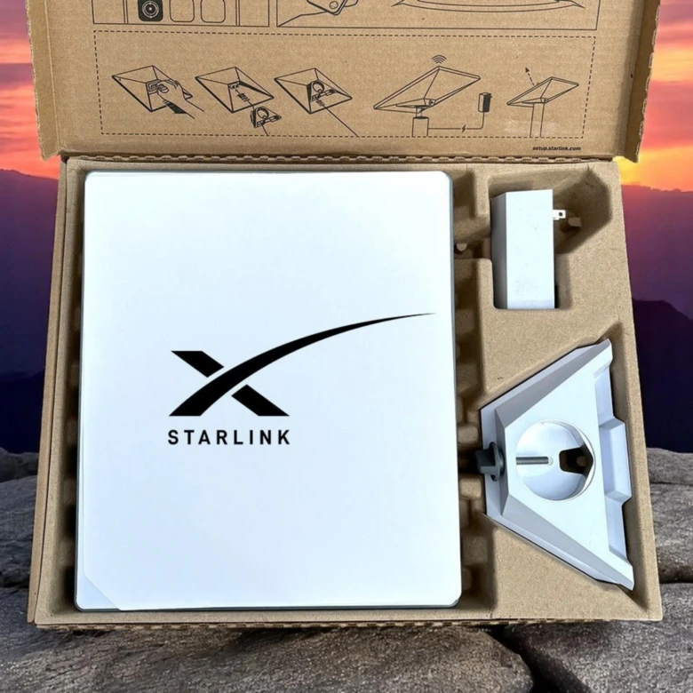 Набір Starlink у коробці з супутниковим антеною та блоком живлення.