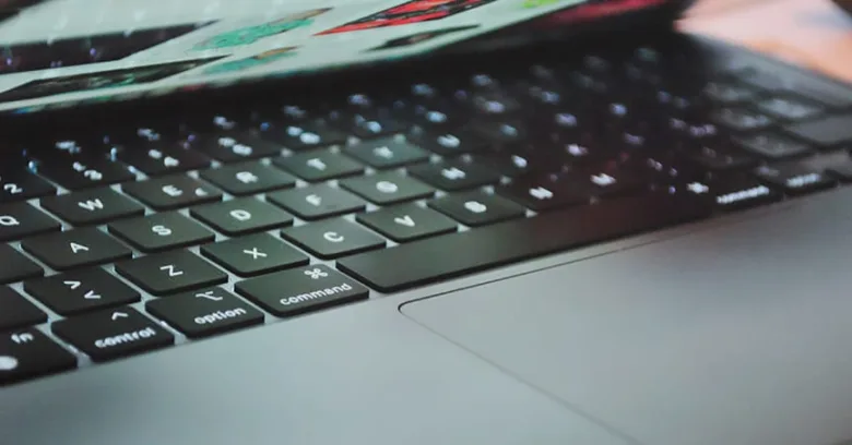 Близький план клавіатури MacBook з чорними кнопками та трекпадом