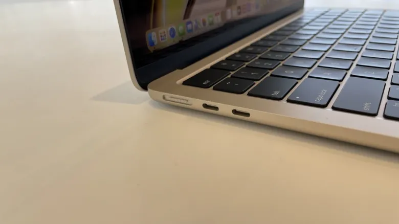 МакБук з портами USB-C та магнітним зарядом