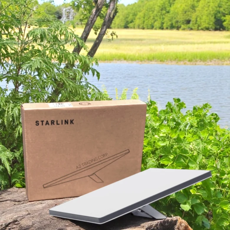 Набір Starlink Mini з антеною та коробкою на природі