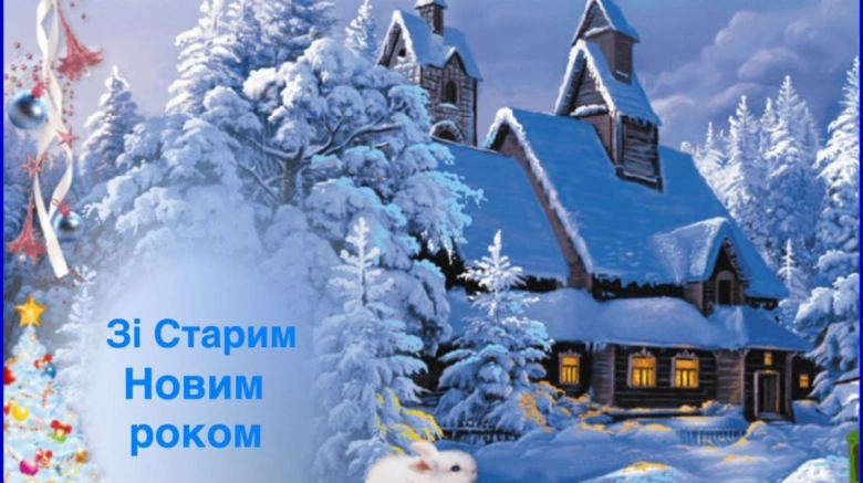 Зимовий пейзаж із хатою та сніговими деревами під вечір.