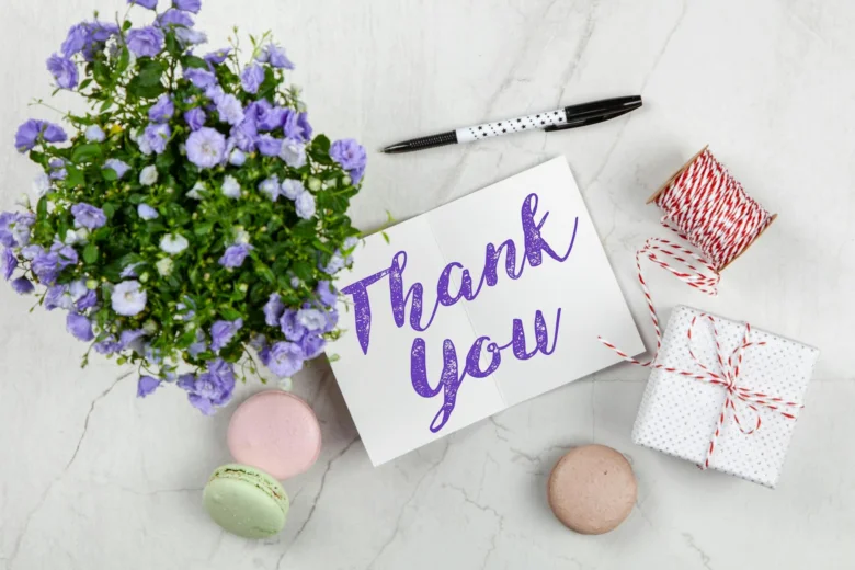 Картка з написом Thank You серед квітів та цукерок