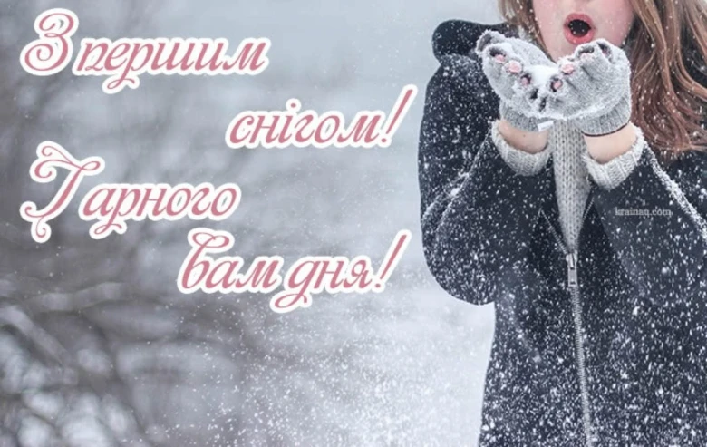 Дівчина дме сніжинки з першим снігом